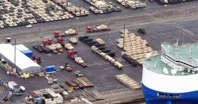 Включая БМП Bradley: более 300 боевых машин прибыли в немецкий порт из США (фото)