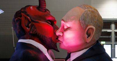 "Путин целуется с чертом и "президент-вампир": в Германии готовятся к карнавалу (фото)