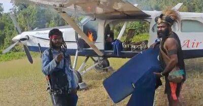 Вооруженные луками и стрелами папуасы взяли в заложники пилота из Новой Зеландии (фото, видео)