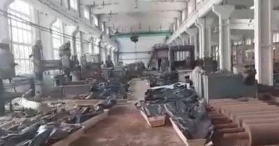 Цех полностью забит гробами: россияне выдали тела своих убитых солдат за воинов ВСУ (видео)