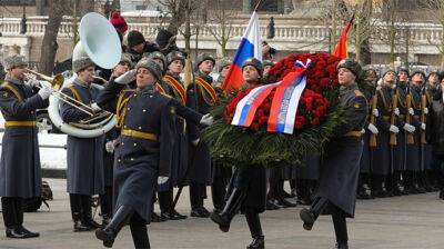 Вязать носки, снимать ролики в форме звезды и убирать могилы: в РФ придумали, как праздновать годовщину войны