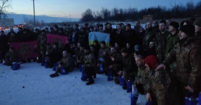 333 дня в плену: в Украину вернулись 100 бойцов, 63 из них — защитники "Азовстали" (видео)