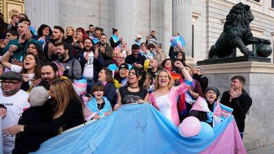 В Испании принят закон, разрешающий смену пола в документах с 16 лет