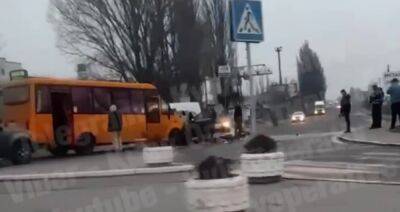 Легковушка протаранила маршрутку под Киевом, кадры: "головой пробил лобовое..."