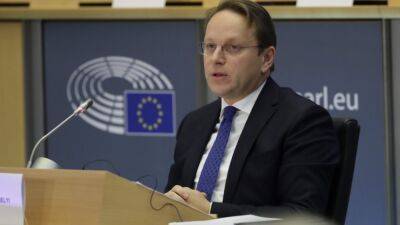 Оливер Вархели - Венгерский еврокомиссар забыл выключить микрофон и попал в переплёт в Европарламенте - obzor.lt - Венгрия
