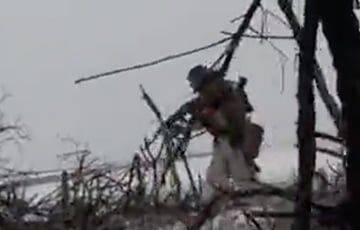 Видеофакт: Бойцы ВСУ ликвидировали оккупанта, вплотную подошедшего к их позициям