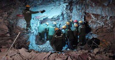 Таджикские спасатели извлекли из-под завалов тела 8 детей