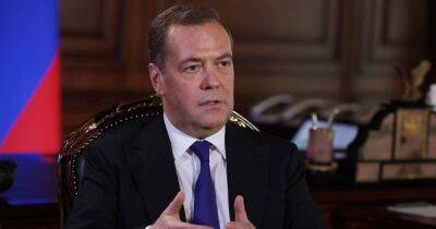 "Цена этой бумаги невысока": Медведев заявил, что не верит в идею мирного договора с Украиной