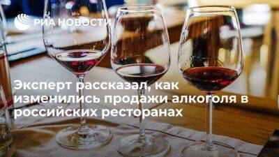 Эксперт Ушаков: россияне в 2022 году стали больше заказывать в ресторанах крепкий алкоголь