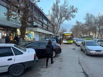 Остановки Ташкента собираются избавить от паркующихся водителей. Надеемся, на этот раз получится