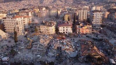 Турецкие спасатели спасли двух людей через 13 дней после землетрясения: видео