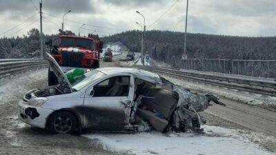 Большегруз и легковой автомобиль столкнулись в Иркутской области, погибла 11-летняя девочка