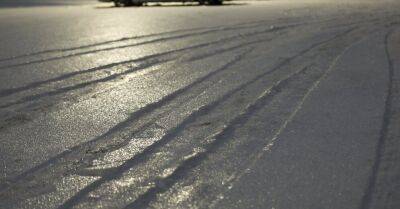 Из-за снега и льда затруднен проезд по многим дорогам Латвии