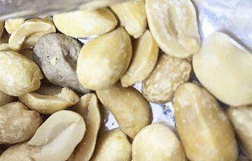 Белорус добился компенсации за камень в пакете с арахисом