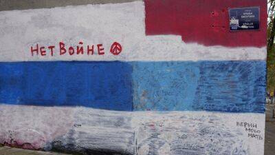 Жителей Оренбурга арестовали за пикет с бело-сине-белым флагом на телефоне
