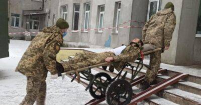 "Вас слишком много!" Раненые военные без рук и ног стоят на морозе, чтобы попасть в госпиталь