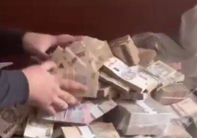Пока украинцы последнее отдавали на ВСУ: замминистра обороны запаковывал диван пачками денег. Видео