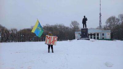 Жительницу Комсомольска-на-Амуре оштрафовали за пикет со словом "Мир"