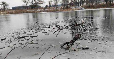 На Киевщине спасли из-подо льда на пруду трех мужчин, еще одного ищут