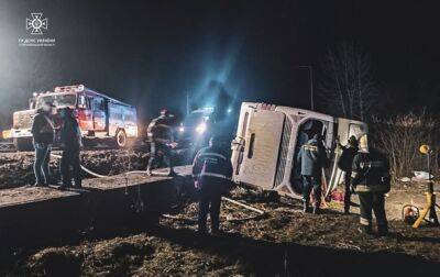 Под Тернополем перевернулся автобус из Буковеля: есть погибшие и раненые