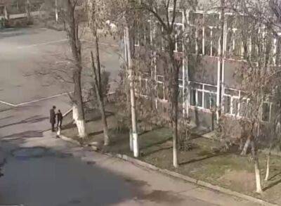 В соцсетях распространяется видео с возможной попыткой похищения ребенка в Ташкенте. Видео - podrobno.uz - Узбекистан - Ташкент - район Яшнабадский