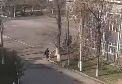 Правоохранители установили личность мужчины, который силой удерживал мальчика во дворе школы - podrobno.uz - Узбекистан - Ташкент - район Яшнабадский