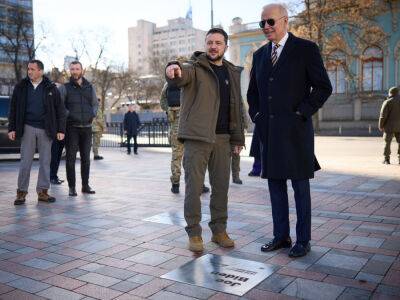 В Киеве на Аллее смелости установили табличку с именем Байдена