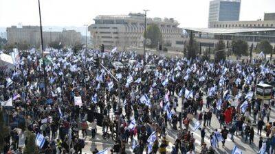 "Ни шагу назад": десятки тысяч израильтян протестуют против реформы