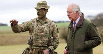Король Карл III посетил обучение украинских военных в Великобритании (фото, видео)