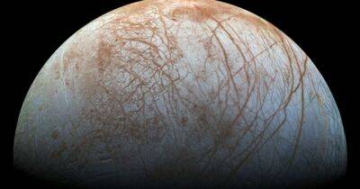 Красные линии Европы. Ученые выяснили, что оставляет бурые полосы на спутнике Юпитера