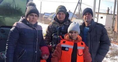 Полицейские экипажи "Белые ангелы" вывезли из села Терны в Донецкой области всех детей (фото, видео)