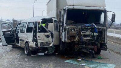 «Фиат» столкнулся с грузовиком на трассе «Волга» в Татарстане, один человек погиб
