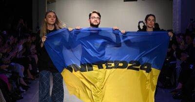 Украинские дизайнеры вышли на подиум с желто-синим флагом во время Лондонской недели моды (видео)