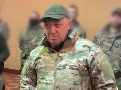 Пригожин обвинил Шойгу и Герасимова в попытке уничтожить ЧВК "Вагнер". Он заявил, что без боеприпасов наемники под Бахмутом ежедневно теряют "сотни бойцов"