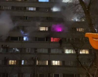 В центре москвы горит гостиница: пострадали 8 взрослых и 8 детей