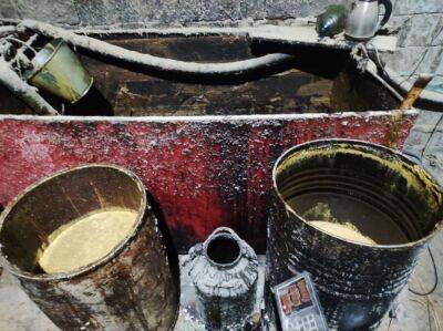 Опасная продукция. Узбекистанец организовал подпольный цех, где выпускалось масло в антисанитарных условиях
