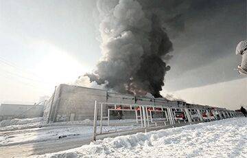 «Началось обрушение здания»: в Красноярске бушует мощный пожар
