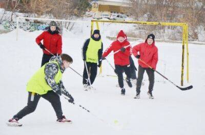 В Кунгуре команда подростков готовится к участию в зональном этапе IX зимней Спартакиады «Волшебный мяч»
