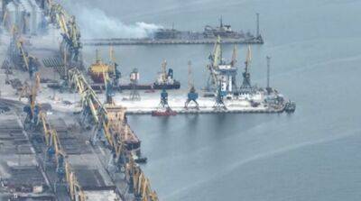 В Мариуполе мэрия подтвердила «прилет» по складу россиян возле морского порта