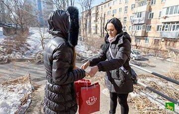 Во Владивостоке вдовам погибших оккупантов подарили колбасу