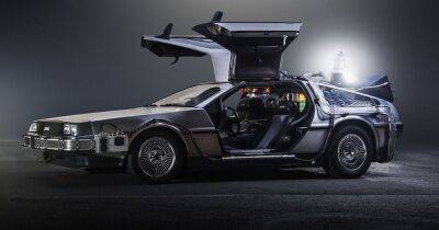 В Украине заметили культовый спорткар DeLorean из фильма "Назад в будущее" (видео)