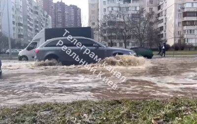 В Киеве на двух улицах потоп - прорвало трубы - korrespondent.net - Украина - Киев
