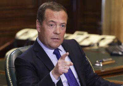 Медведев заявил, что Россия вправе защищаться любым оружием
