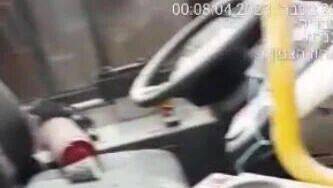 В Тверии разъяренный пассажир напал на водителя автобуса с огнетушителем