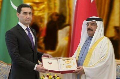 Визит в Бахрейн: С.Бердымухамедова наградили орденом и подарили двух коней