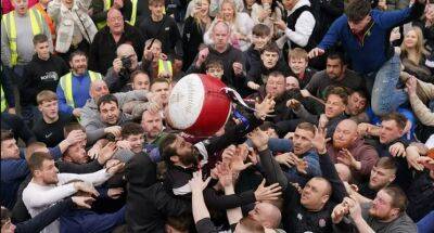 И это тоже футбол. В Англии сотни человек дрались на улицах городка Атерстоун на очередном Atherstone Ball Game (фото и видео)