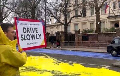 В Лондоне у посольства РФ нарисовали огромный флаг Украины