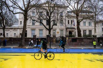 Четверо активистов нарисовали флаг Украины напротив посольства россии в Лондоне