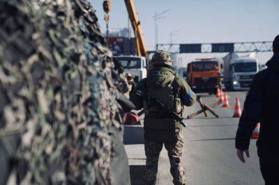 Все силы подняты по тревоге: на улицы вывели армию, по всему Киеву блокпосты. Что происходит