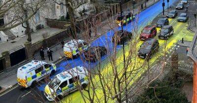 Дорогу перед посольством РФ в Лондоне выкрасили в цвета флага Украины (фото, видео) - focus.ua - Россия - Украина - Англия - Лондон - Великобритания - Протесты